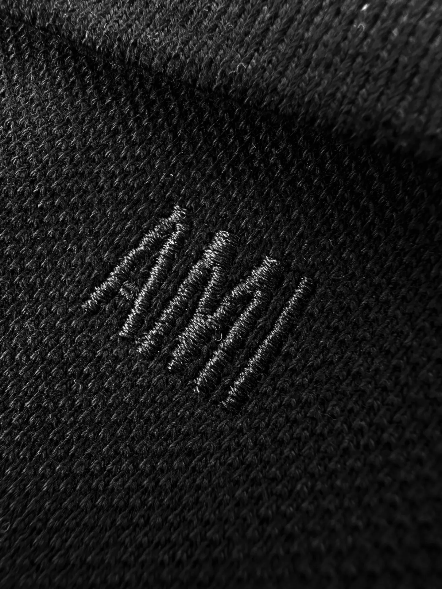 Logo embroidered Polo shirt, custom-made cloud cotton double-bead luxury weaving, crisp and stylish, soft and skin-friendly, with ink black as the base, hiding edge in silence. Pure white love embroidery on the chest is a gilded footnote of French romance. AMI dark embroidery on the back is engraved with a low-key emblem, allowing the sense of luxury to be hidden in the details. The size of the clothes is printed with love, which is the perfect resonance of simplicity and luxury. It is also a French monologue when walking. Process 1: Adopt imported machine embroidery process, use advanced computer control system and precision mechanical components to realize the embroidery work of Ami logo and letters with high precision and smooth and delicate lines. Process 2: The fabrics have been fermented and washed for better hand texture. Not easy to deform, not easy to shrink, not easy to fade, and maintain long-term beauty. Accessories: Customized 1:1 Ami buttons Customized 1:1 Ami trademark Version: Fitted version Size: S M L XL Style number: BB 818